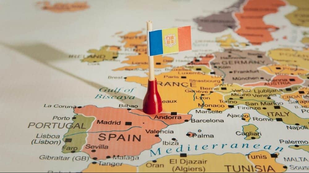 La taille du pays permet de prélever des taxes moindres