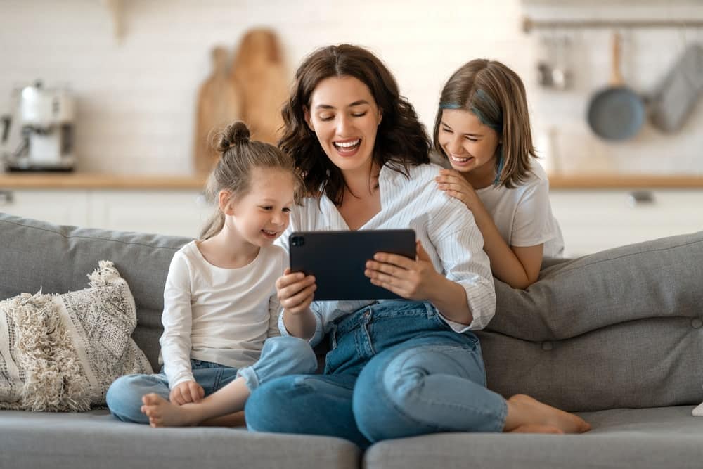 Rester connecté sur les réseaux sociaux et faire des échanges vidéo autant que possible