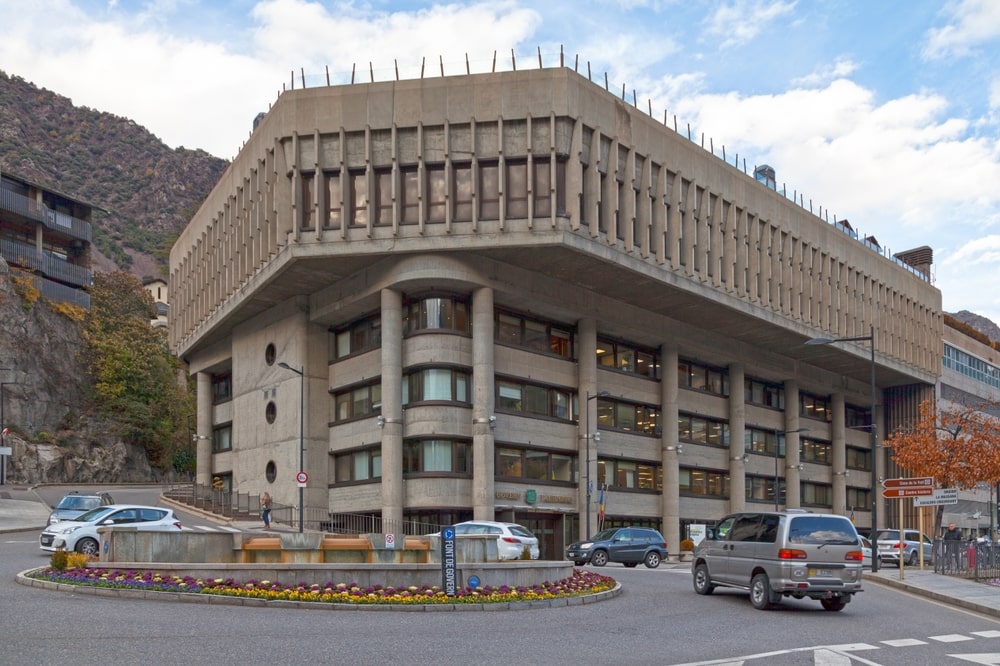 nouvelle exigence d'un niveau minimum de catalan pour s'y installer